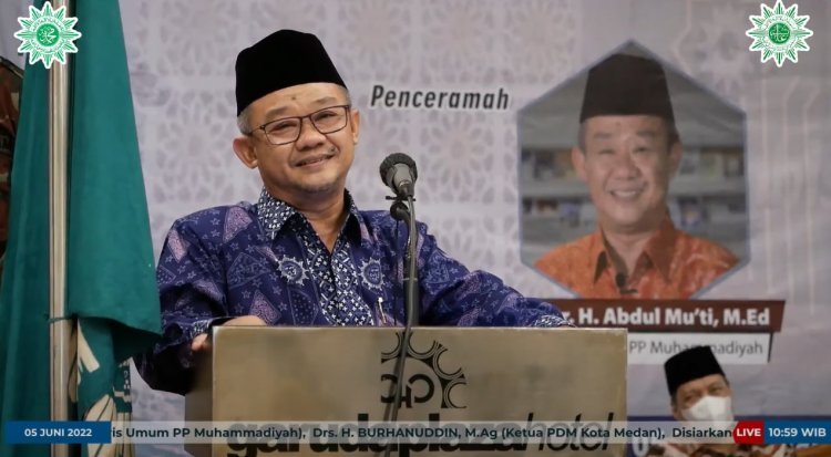 Abdul Mu’ti Asyik Nonton Hiburan Rakyat di Rumah, Warganet: Sarungnya Keren