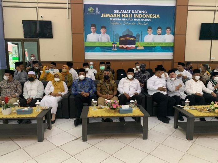 Bupati Natuna Sambut Kedatangan Jemaah Haji dengan Makan Malam Bersama