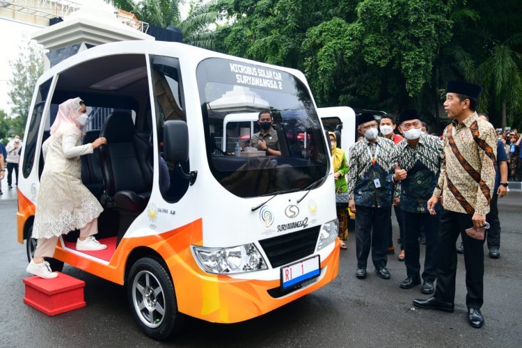 Presiden Jokowi dan Ibu Iriana Jajal Microbus Solar Car Suryawangsa 2 Saat Hadiri Pembukaan Muktamar ke-48 di Stadion Manahan