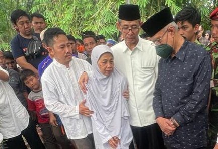 Putra Irwan Akib Wafat, Haedar Nashir Takziah ke Pemakaman