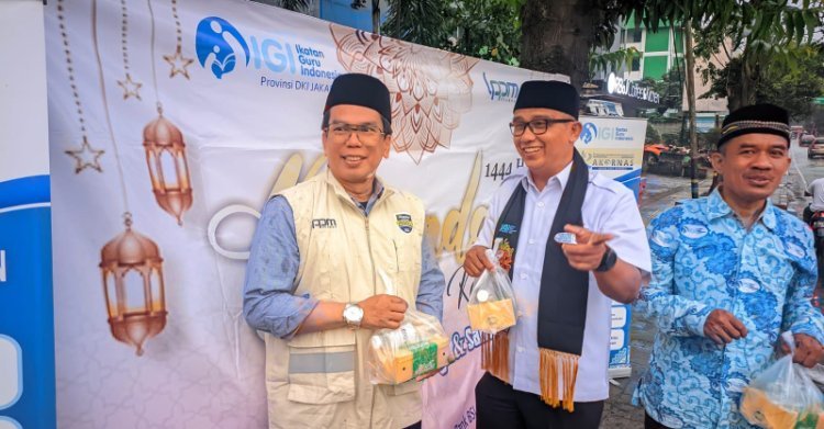 LPPM Uhamka dan IGI DKI Jakarta Bagikan Takjil Gratis di Sepanjang Jalan Warung Buncit
