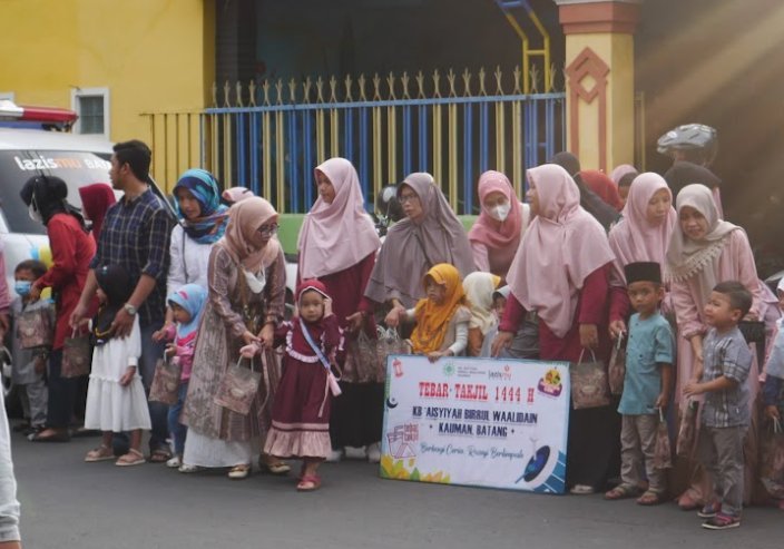 KB Aisyiyah Birrul Waalidain Kauman dan Lazismu Batang Gelar Kegiatan 'Aksi Filantropis Cilik Tebar Takjil'