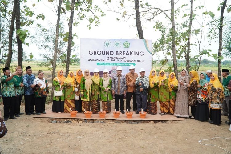 Haedar Nashir Lakukan Peletakan Batu Pertama Pembangunan SD ‘Aisyiyah Multilingual Darussalam Kudus
