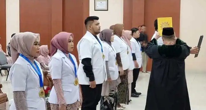 Fakultas Kedokteran UMSU Gelar Yudisium dan Sumpah 8 Dokter Baru