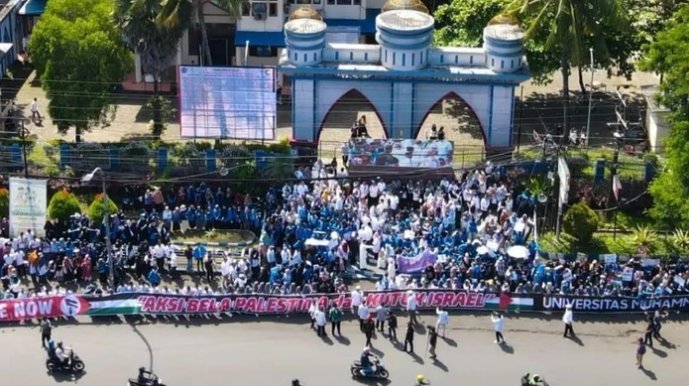 Mahasiswa Unismuh Makassar Bentangkan Spanduk Sepanjang 70 Meter Bertulis 'Aksi Bela Palestina dan Kutuk Israel'