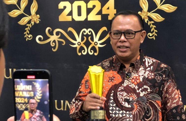 Membanggakan, Wakil Rektor UMP Ini Terima Penghargaan Alumni Achievement Award